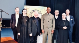Freuen sich über 20 Jahre Manege: Einrichtungsleiter P. Simon Härting, Sr. Maria Thoma Dikow, Generaloberin der Schwester der hl. Maria Magdalena Postel, P. Franz-Ulrich Otto, Kultursenator Joe Chialo, Provinzial P. Reinhard Gesing sowie die Geschäftsführer Sr. Margareta Kühn und P.  Christian Vahlhaus (von links).