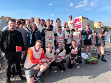 Die Teilnehmenden der Manege gGmbH in ihren Starttrikots vor dem Berliner Firmenlauf.