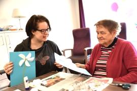 Die 16-jährige Freya aus Berlin-Marzahn hat bei ihrem Praktikum in der Tagespflege mit der 90-jährigen Besucherin im St. Johannisstift ein Blumenbild gebastelt.
