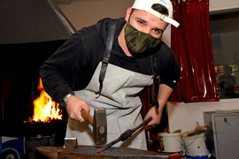 Die Metallwerkstatt der Manege ermöglicht Jugendlichen, praktische Erfahrung zu sammeln. Das Bonifatiuswerk unterstützt die Einrichtung in einem Firmprojekt. 